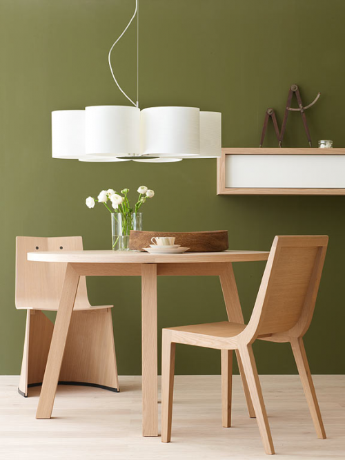 10 Deko Ideen - Möbel aus Naturholz in grellen Farben