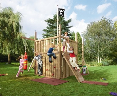 Kinderspielplatz im Hinterhof - praktisch und traumhaft