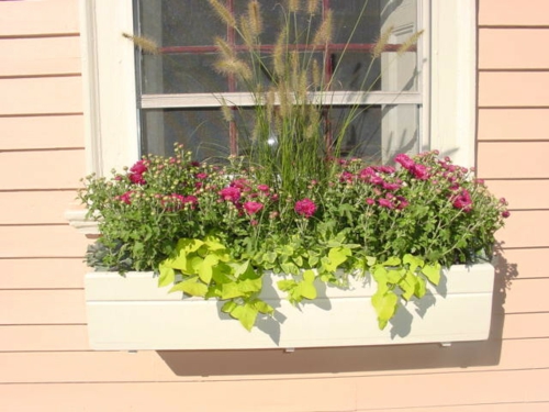 Blumenkästen am Fenster in unterschiedlichem Stil