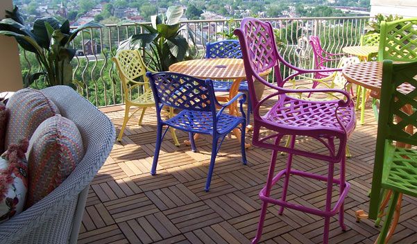 Holzfliesen verlegen - Holzboden auf dem Balkon