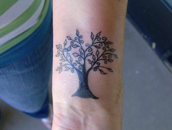 tolle ideen für handgelenk tattoo bilder baum motiv