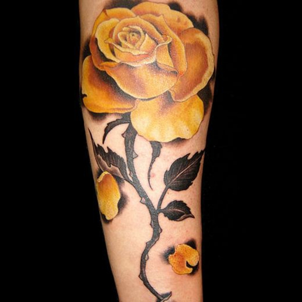 tattoo motive für frauen gelbe rose unterarm trendy
