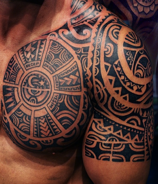 mann tattoo oberarm und brust tattoos motive