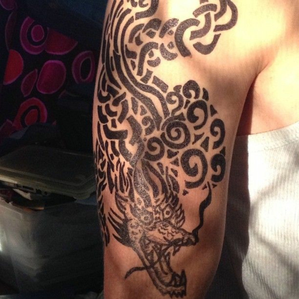 tribal tattoo oberarm für männer drache motiv