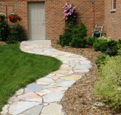 Schicke Gartenwege aus Naturstein oder Zement für den Garten