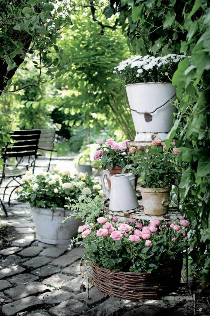 Vintage Deko lässt den Garten charmanter und weiblicher