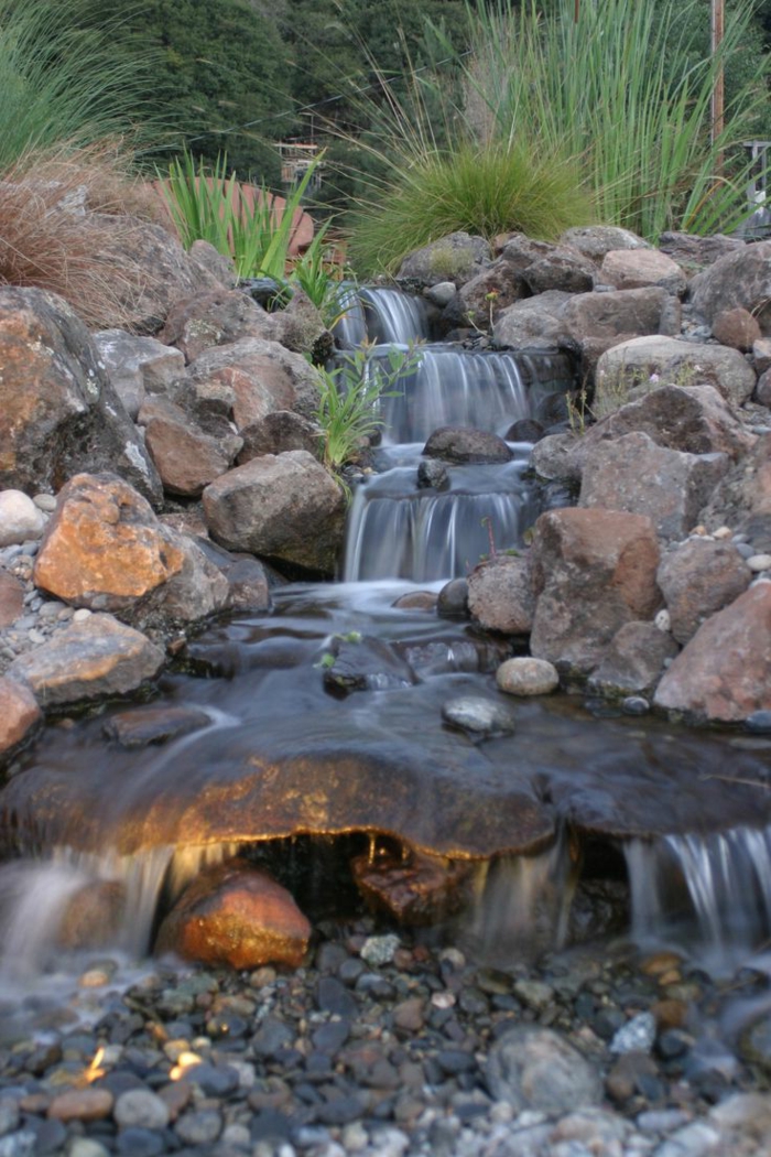 Wasserfall im Garten selber bauen und die Harmonie der Natur genießen
