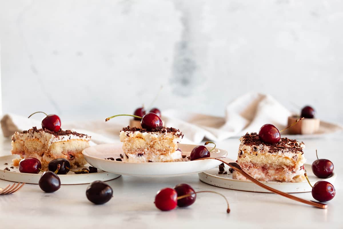 Möchten Sie ein Schwarzwälder Kirsch Tiramisu zubereiten Hier ist das