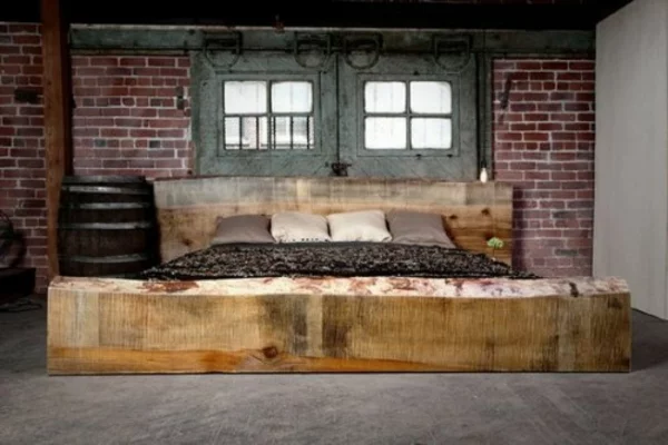 Ein unglaublich schönes Bett  Backsteinmauer