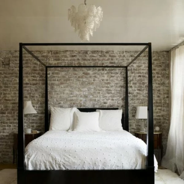 Klassisches Bett mit Backsteinmauer  grau weiß 