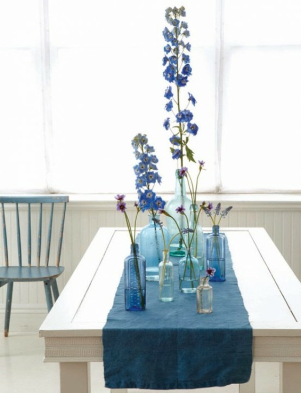 blaue motive idee dekoration tisch ostern blumen decken gläser