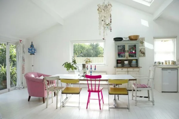 dachzimmer weisse interieurs idee rosa pastellfarbe hell akzente