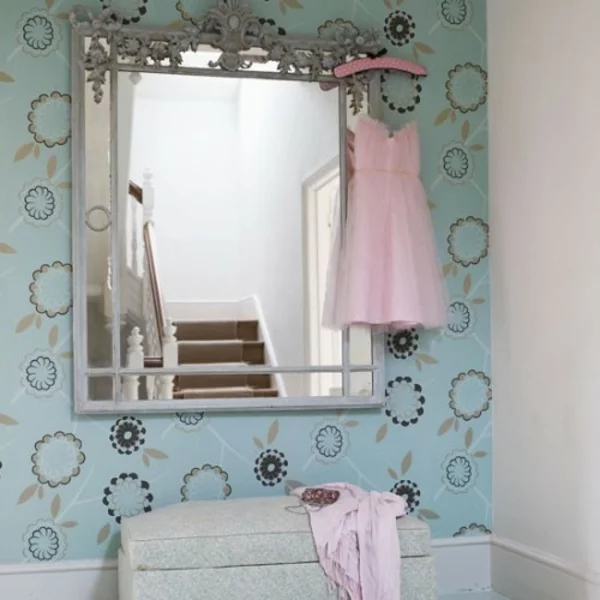 extravagant spiegel idee installation hausflur gang kleid rosa