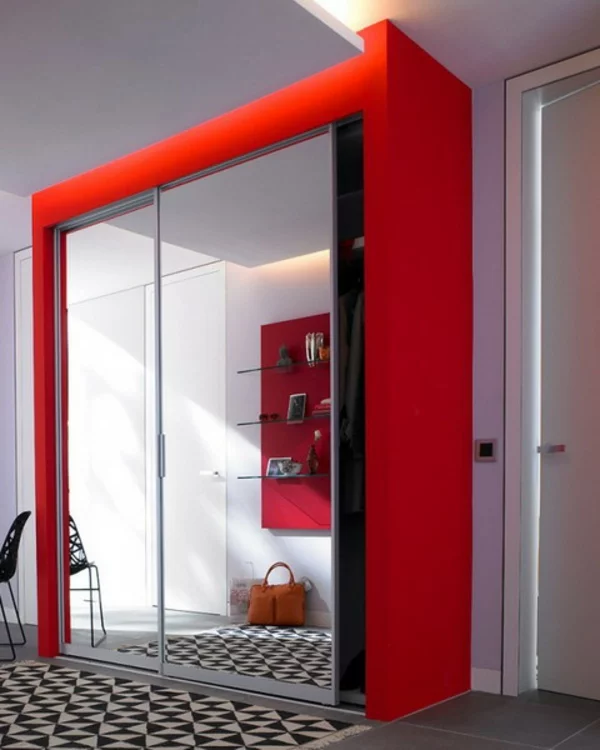 extravagant spiegel idee installation hausflur gang uebergross schrank rot farbe