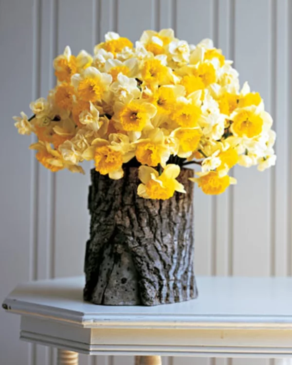 gelbe narzisse coole deko idee baumstumpf vase selber basteln