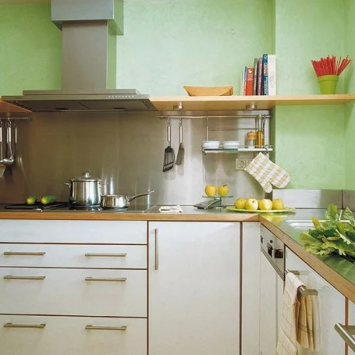 grüne küche weiss holz kücheneinrichtung küchenschienen