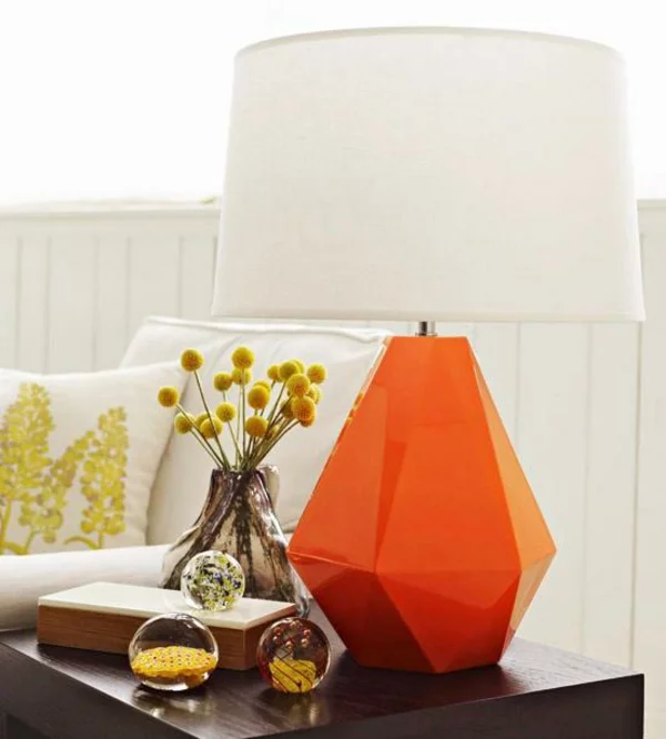 haus dekoration idee design tischlampe orange akzente weisse interieurs