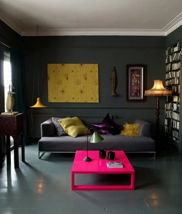 schwarz wand wohnzimmer modern rosa lila farben