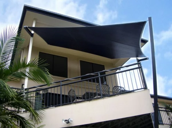 terrasse sonnensegel schwarz farbe idee schatten hinterhof