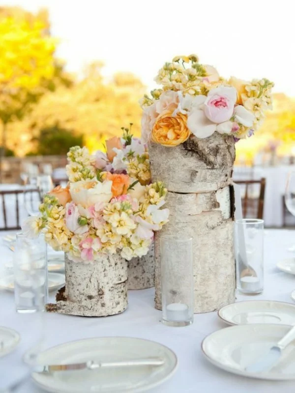 vielfalt-blumen-outdoor-tisch-dekoration-baumstumpf-vase
