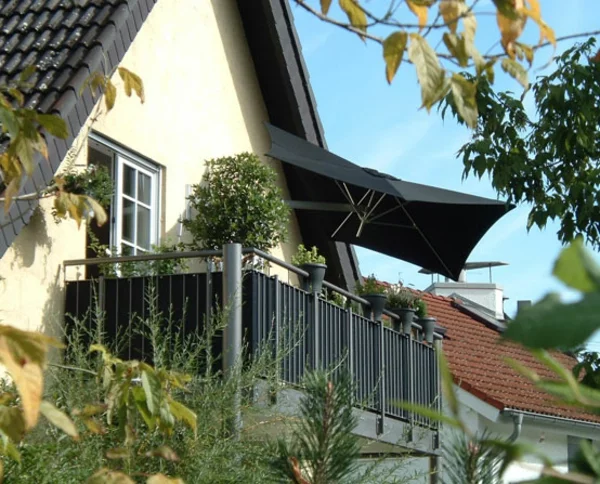 wandmontage ideen patio sonnenschirm schatten balkon terrasse