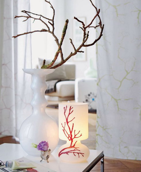 Innendekoration mit Zweigen Vase Kerze Tisch Wohnzimmer