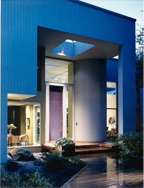 Minimalistische moderne Eingangstür purpur farbe Design