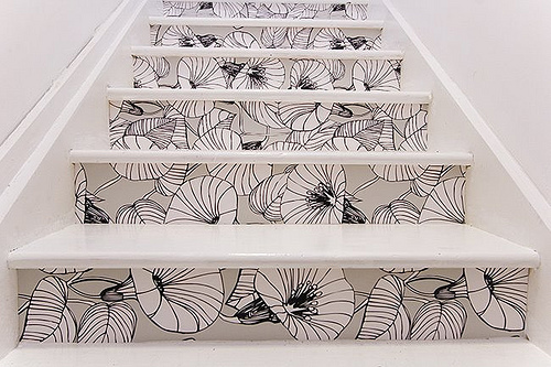 Stilvolle Treppendekoration weiße schwarze Blumen Muster