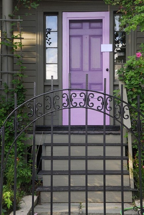 Traditionelle erlesene Haustürdesigns Purpur Farbe Blumen