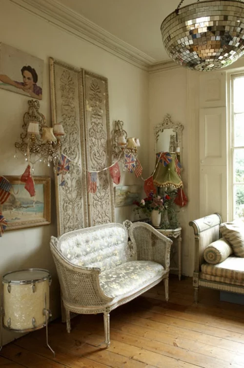 aristokratisch luxus wohnzimmer couch spiegelkugel übergroß