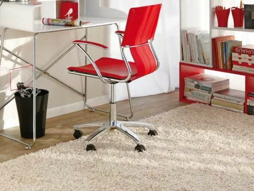 auffallende rote akzente sitzstuhl weiß schreibtisch arbeitsplan weich hellfarbig teppich