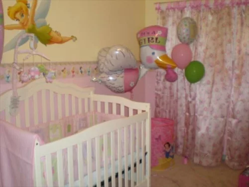  Gelbe und Rosa Interieur Elemente im Babyzimmer bett