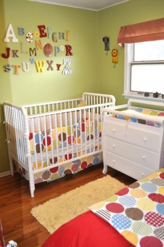 babybett wickelkommode weiß farbe grüne Kinderzimmer Interieurs