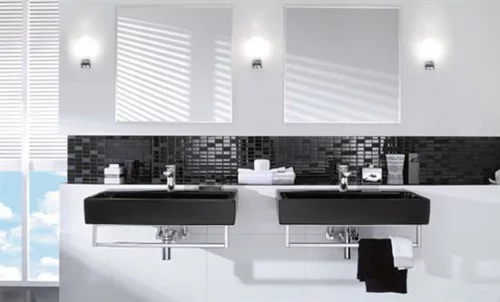 bad-einrichtung-schwarz-weiß-kontrast-licht-eckige-waschbecken