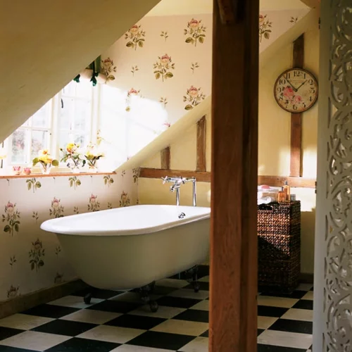 bad interieur dach badewanne retro floral muster
