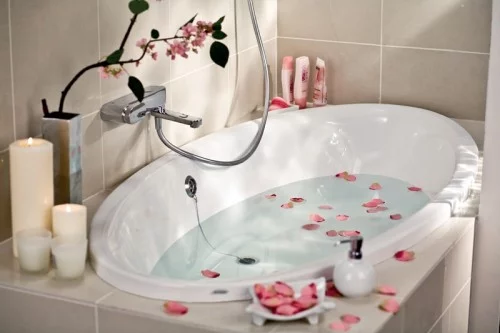 badezimmer deko ideen im japanischen stil kerzen rosenblätter