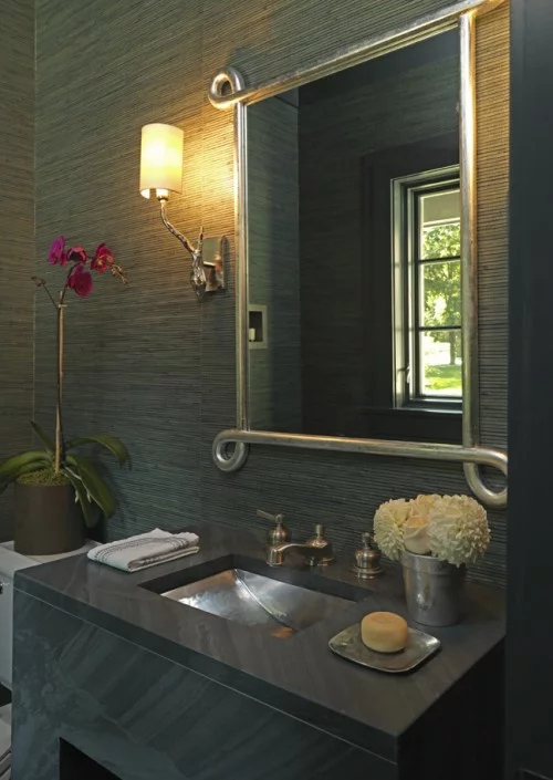 badezimmer interieur idee originell spiegel blumen naturtapten holz waschbecken