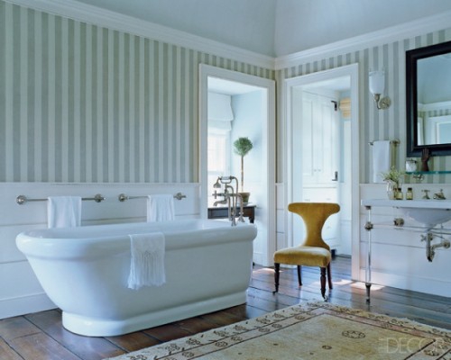 badezimmer weiß elegant streifen muster gelber stuhl akzent