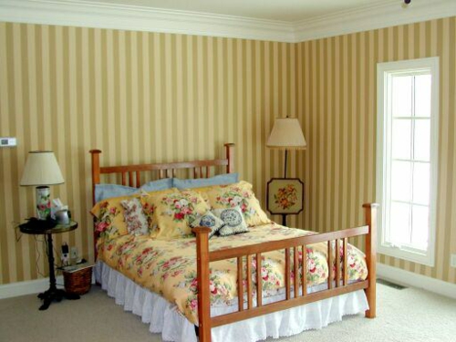 behaglich schlafzimmer idee deko streifen gelbe braune farbtöne hell