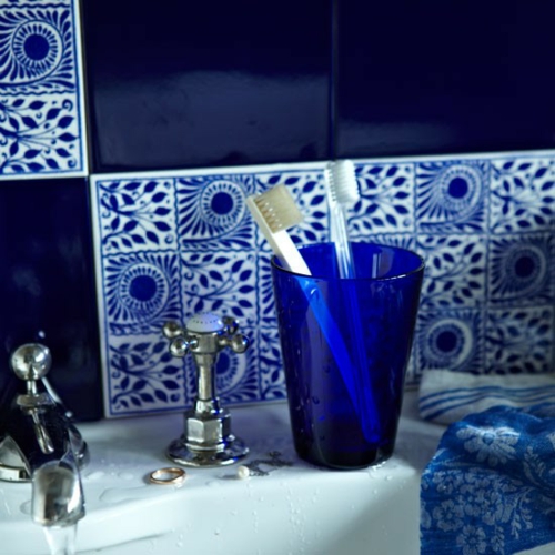 blau fliesen spiegel badezimmer idee zahnbürste