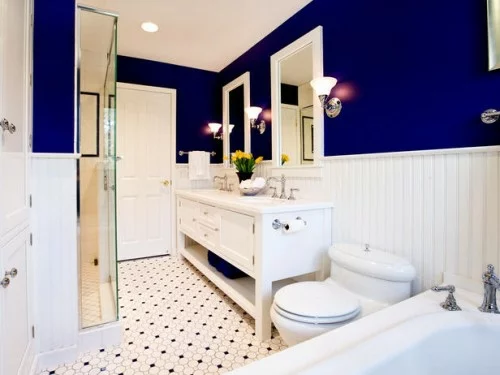 bunte badezimmer designs dunkelblau wand