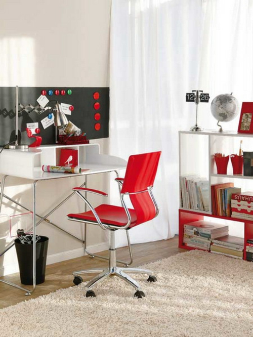 bücherregale tafel schwarz rot stuhl weich teppich holz Heimbüro mit roten Akzenten