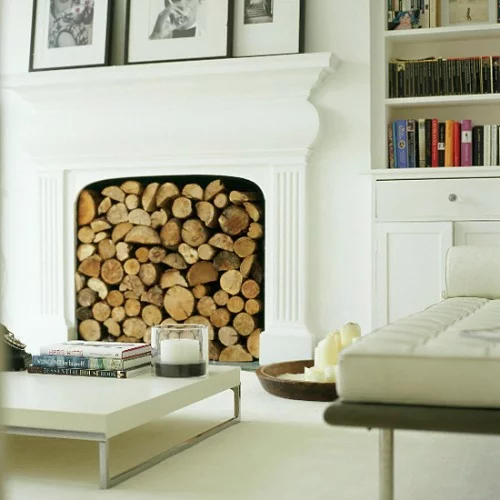 dekoration mit brennholzmuster einbaukamin weiß niedrige tisch sofas