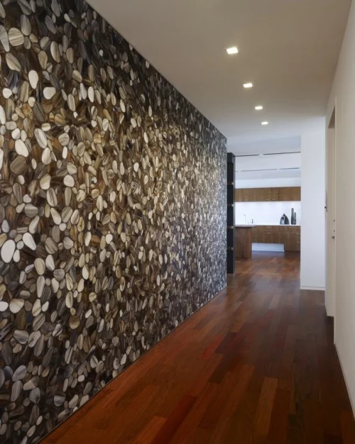 dekoration mit brennholzmuster flur korridor