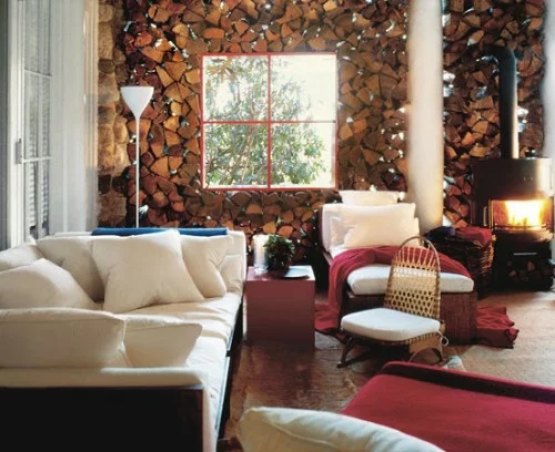 dekoration mit brennholzmuster weiße sofas kissen