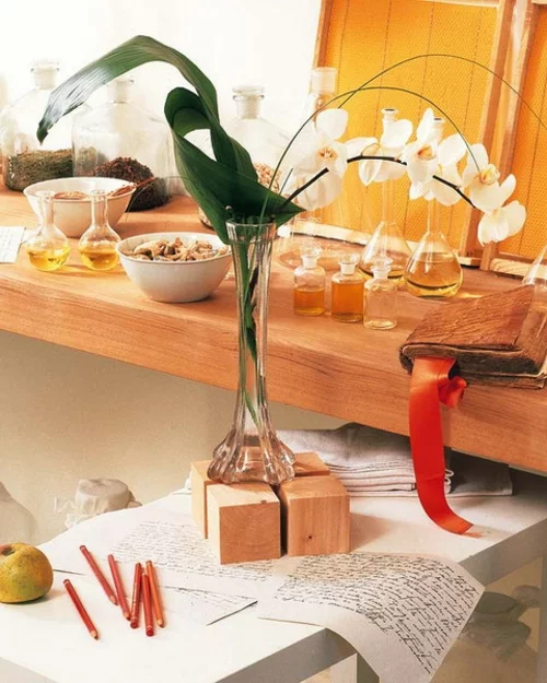 dekoration mit orchideen holz regale küche gewürze
