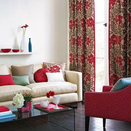 dekorative vorhänge kissen vielfalt farben linien texturen sessel wohnzimmer