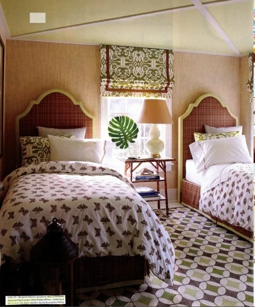 einzelbetten schlafzimmer naturtapeten kopfteile stilvoll exotische blumentopf