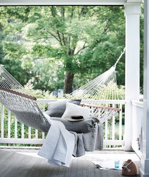 elegante hängematte weiße farbe graue kissen veranda