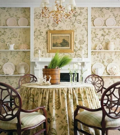 Interieur Ideen im französischen Landhausstil porzellan stilvolle ornamente tischdecke blumenmuster